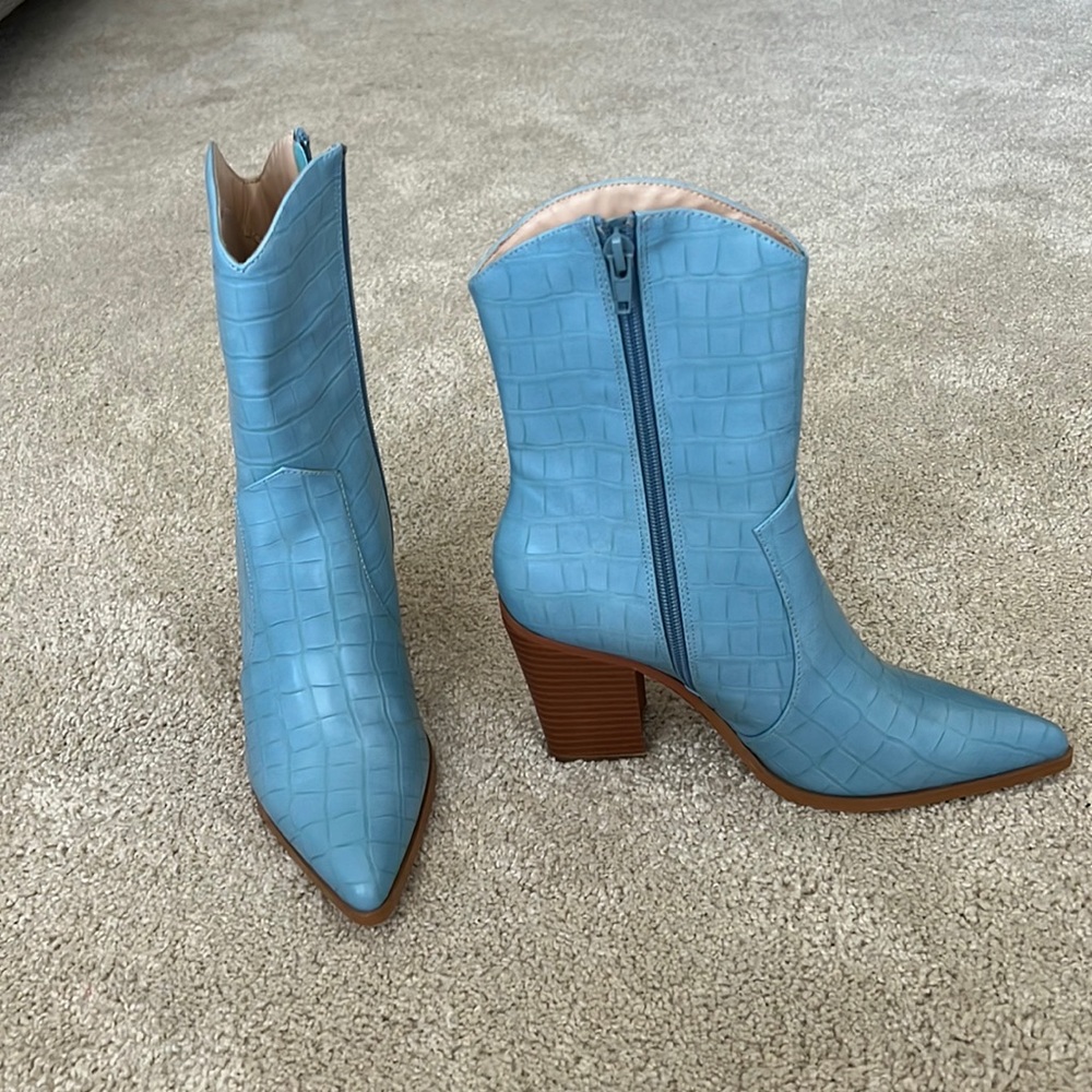 Blue cowboy boots size 6
